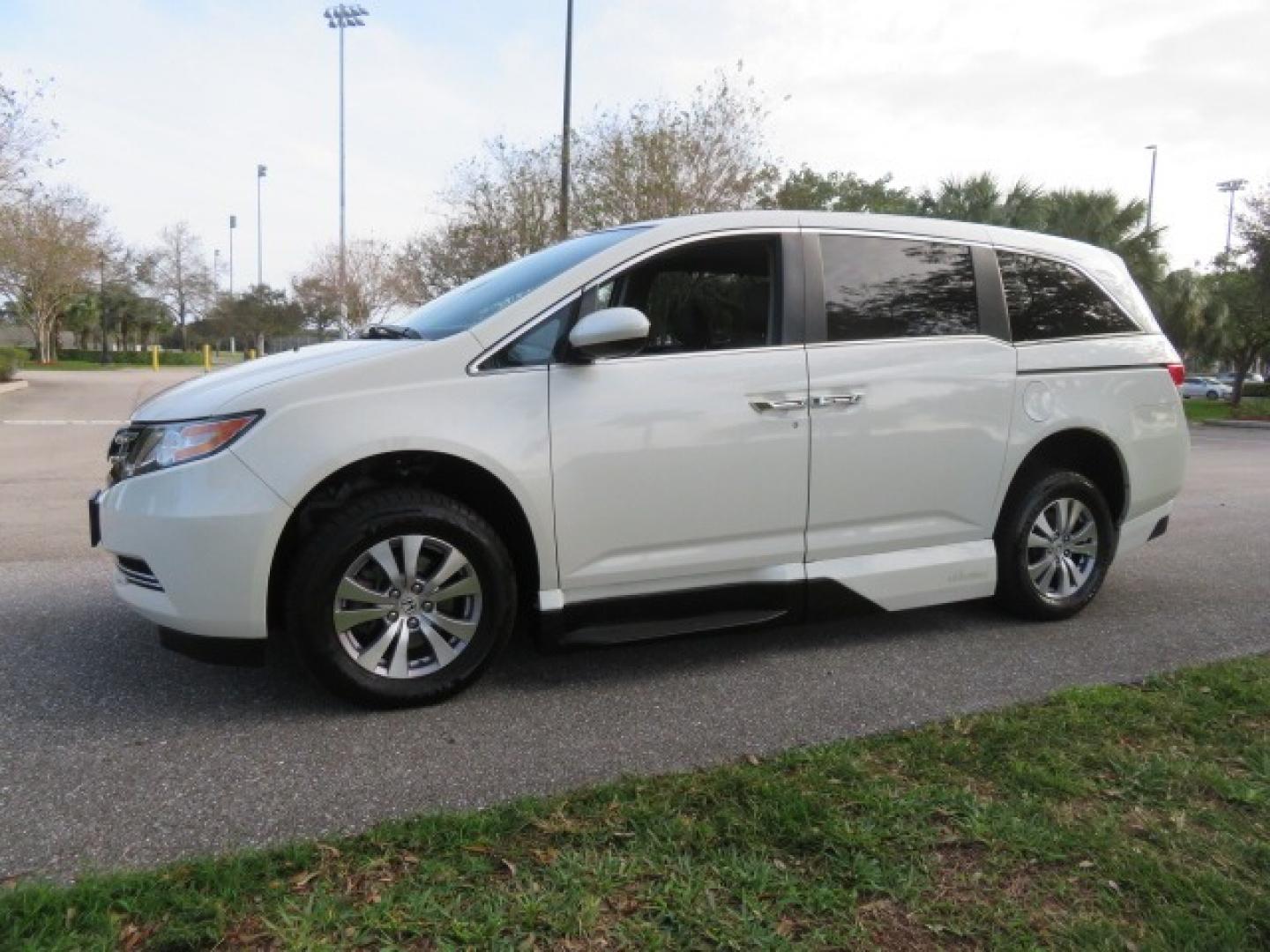 2016 White /Truffle Honda Odyssey (5FNRL5H63GB) , Automatic transmission, located at 4301 Oak Circle #19, Boca Raton, FL, 33431, (954) 561-2499, 26.388861, -80.084038 - You are looking at Gorgeous Pearl White Diamond 2016 Honda Odyssey EX-L VMI Northstar Handicap Wheelchair Conversion Van with 79K Original Miles, In-Floor Power Side Entry Ramp with Kneeling Van Function, Passenger Side 6 Way Transfer Seat, Quick Release Driver's Seat, Hand Controls, Tie Down System - Photo#11